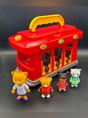 Daniel Tiger’s Neighborhood Deluxe Electronic Trolley Figures Sound Light Moves!